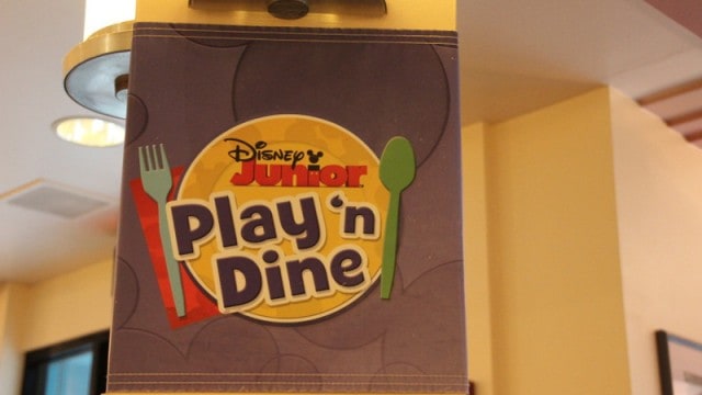Play n Dine sign