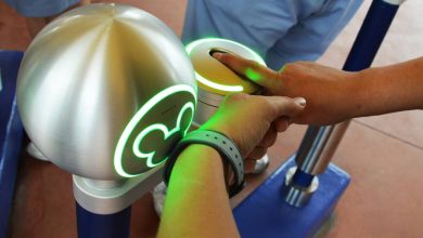 guest scans magicband at walt disney world entrance