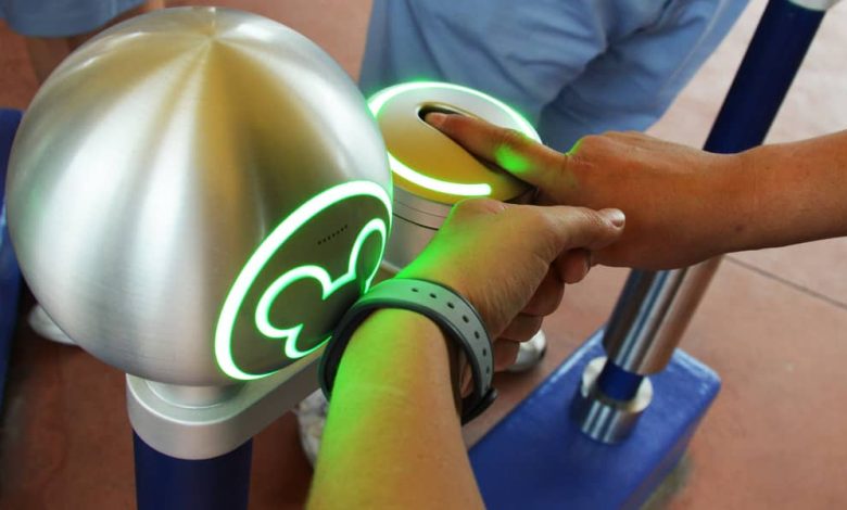guest scans magicband at walt disney world entrance