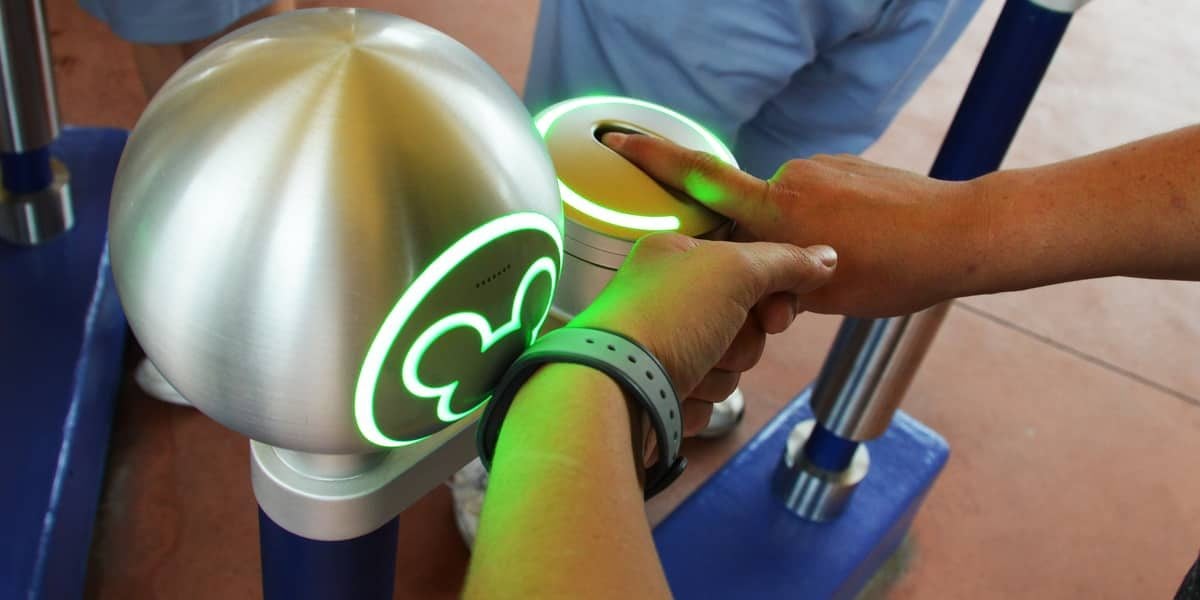 guest scans magicband at walt disney world entrance