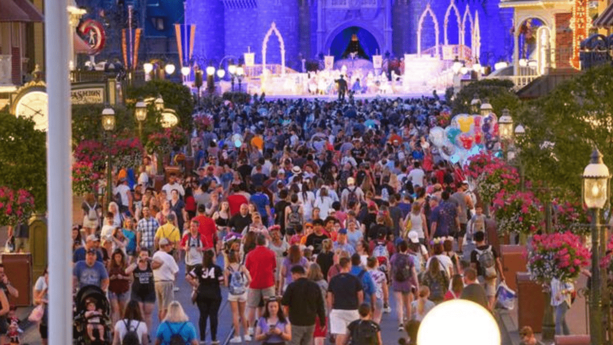 crowds at disney world magic kingdom