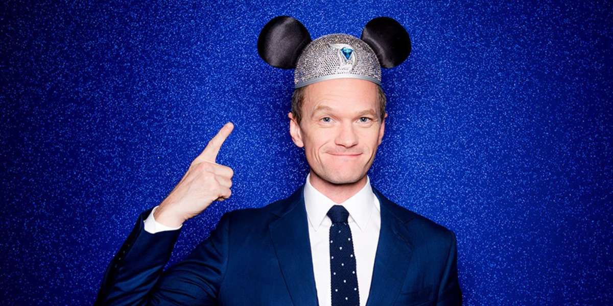Neil Patrick Harris points to Mickey Hat