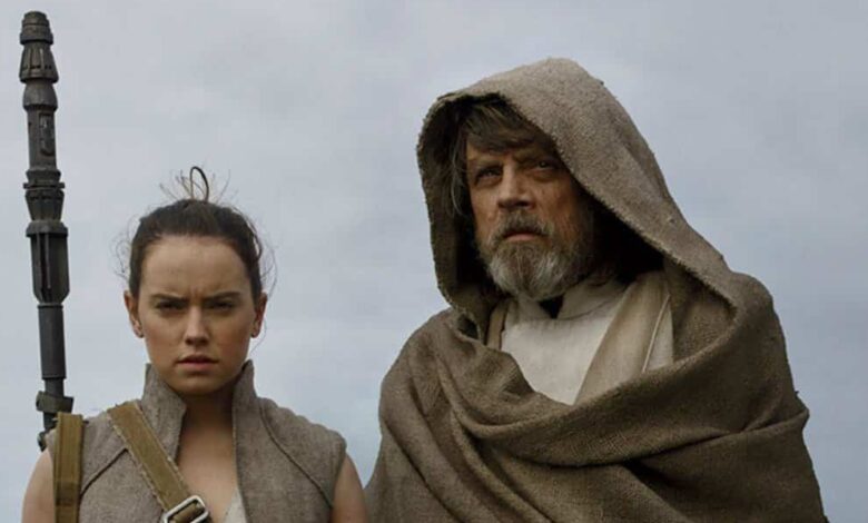 Rey (L) and Luke Skywalker (R) in 'The Last Jedi'