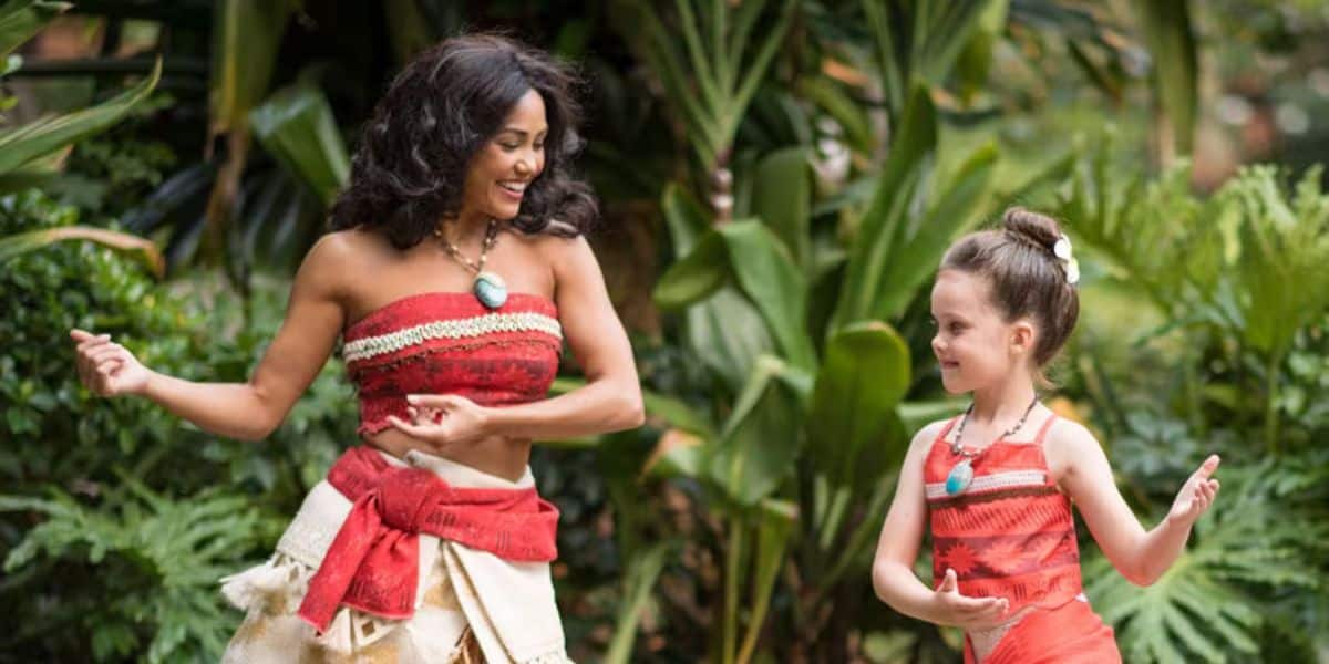Moana dancing with a little girl