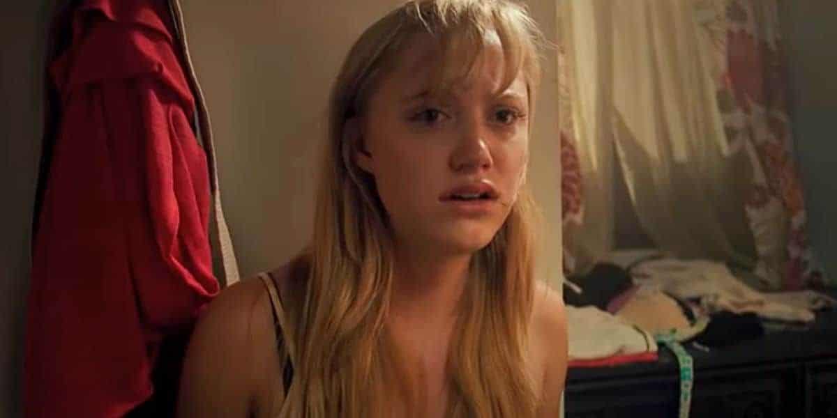Jay (Maika Monroe) trapped in her bedroom in 'It Follows'
