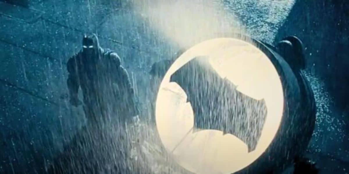Ben Affeck's Batman on the rooftop next to the Bat signal in 'Batman v Superman: Dawn of Justice'