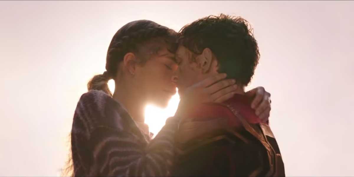MJ (L) and Peter Parker (R) kissing in 'No Way Home'