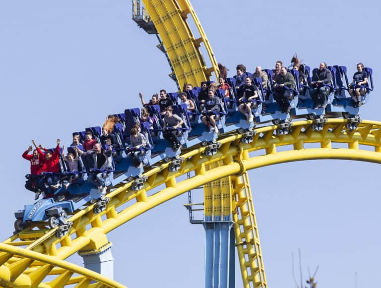 face-coverings-banned-at-leading-u-s-theme-park