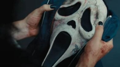 Sam Carpenter holding Ghostface mask in Scream 6 trailer