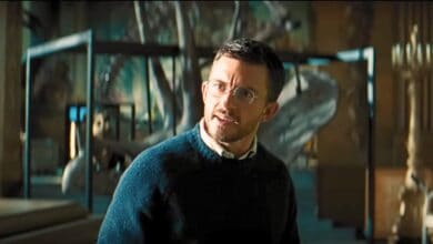 Jonathan Bailey in a museum in 'Jurassic World Rebirth'
