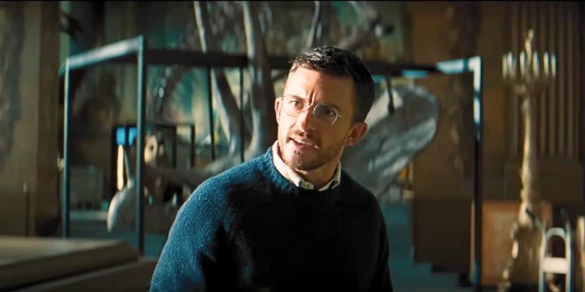 Jonathan Bailey in a museum in 'Jurassic World Rebirth'