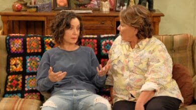 Roseanne Barr and Sara Gilbert in Roseanne
