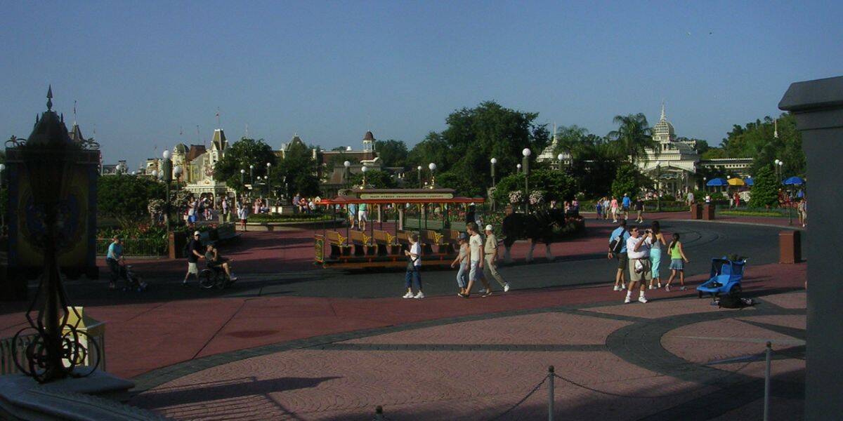 Light crowds in front of Cinderella Castle at Magic Kingodm.