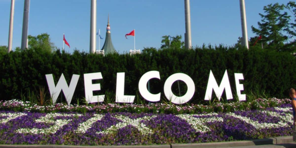 A 'welcome' sign and topiary at Six Flags Great America