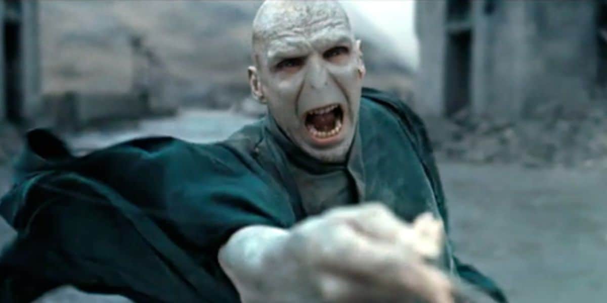 Voldemort aiming his wand in 'Deathly Hallows Part 2'
