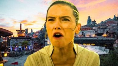 Rey (Daisy Ridley) screaming "Chewie!" in 'The Rise of Skywalker", with a picture of Galaxy's Edge in the background