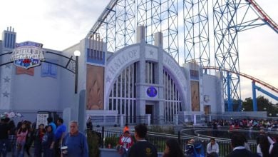 Crowds in front of the Justice League ride at Six Flags Mexico.