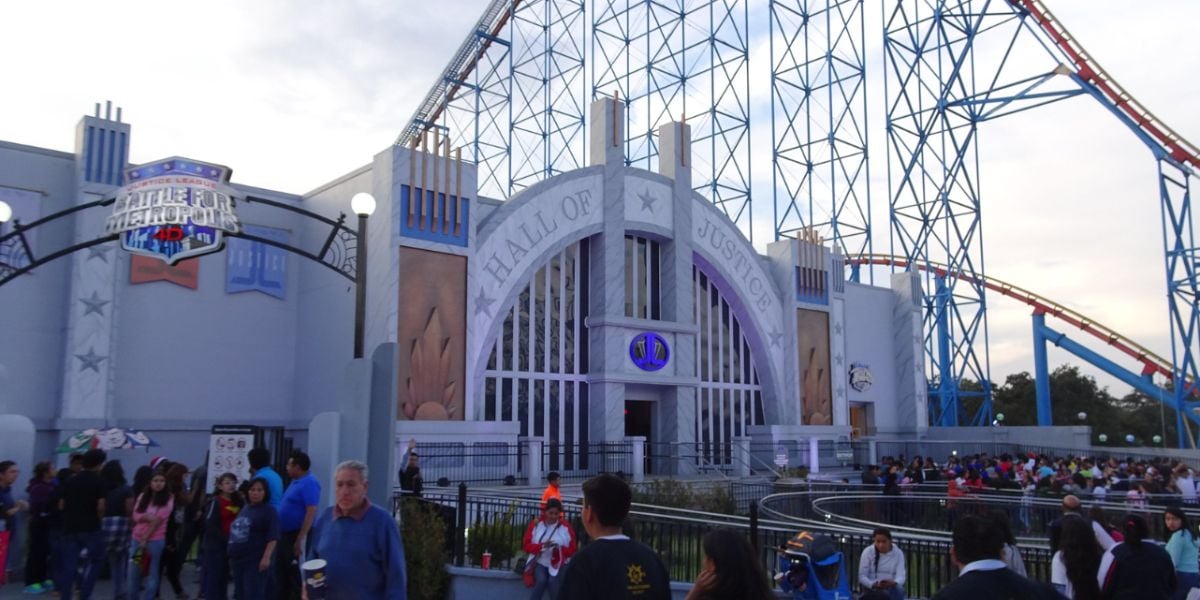 Crowds in front of the Justice League ride at Six Flags Mexico.
