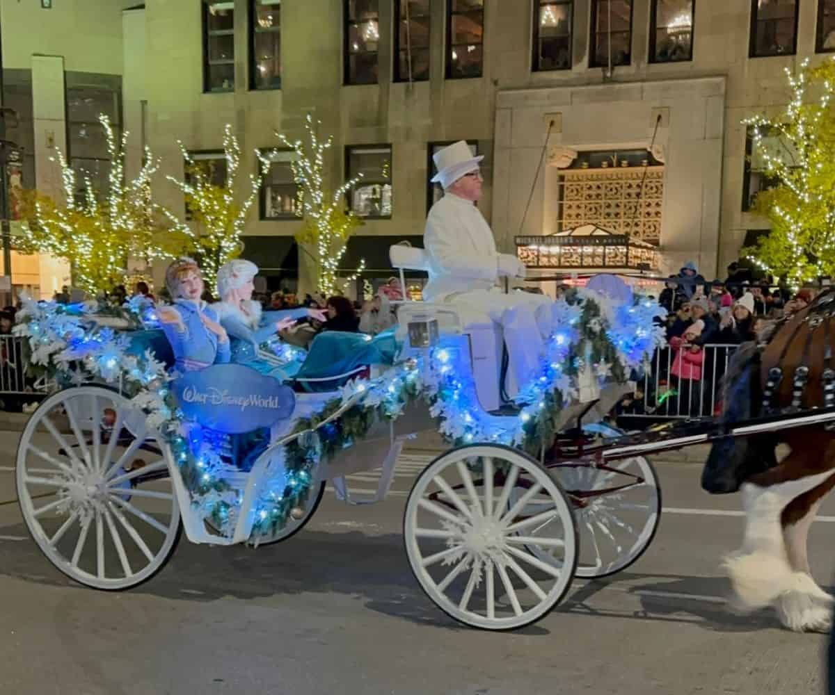 Anna and Queen Elsa in a horse-drawn carriage on the Magnificent Mile in Chicago.