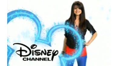Selena Gomez drawing the Disney Channel Logo.
