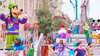 Goofy and Mickey on parade floats