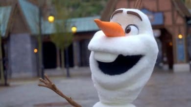 Olaf animatronic waving in Disney's World of Frozen