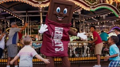 Hersh the chocolate bar mascot dances with kids at Hersheypark.