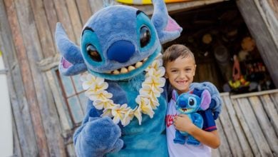 Stitch with a young guest/kid at disney world during summer