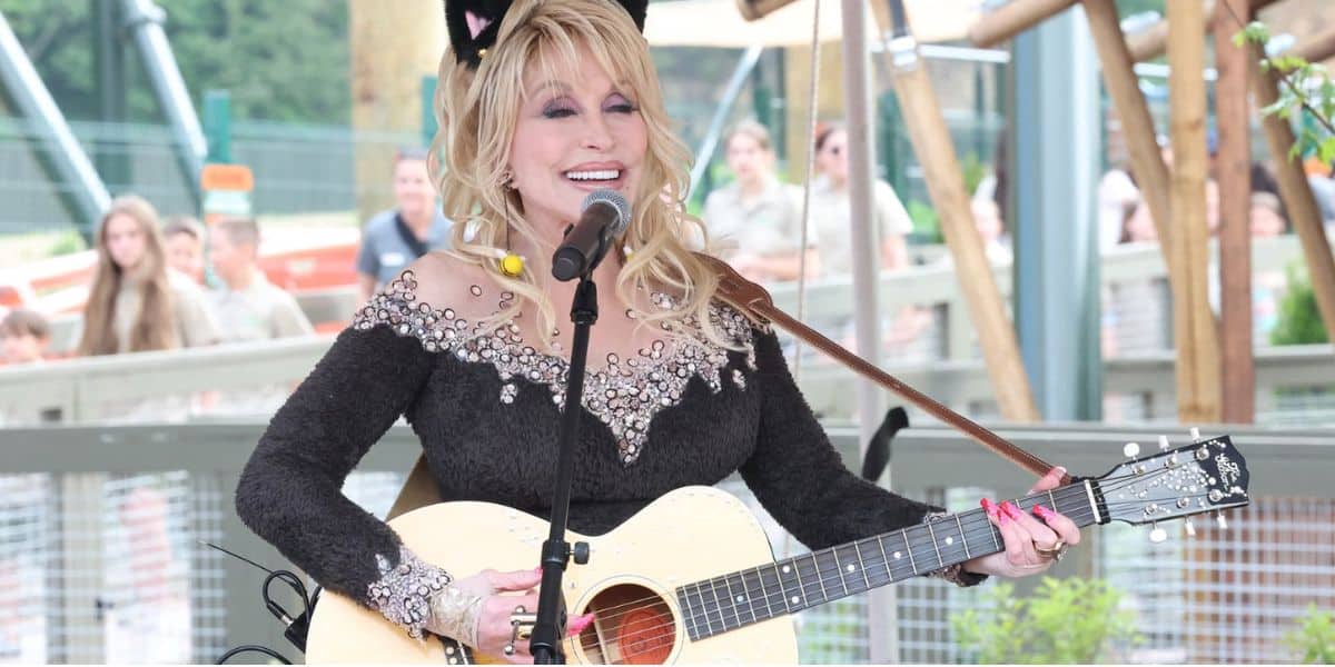 Dolly Parton singing in Dollywood theme park