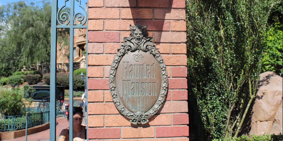 The Haunted Mansion plaque mounted at Magic Kingdom