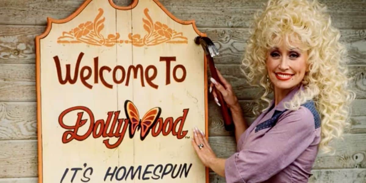 Dolly Parton puts up Welcome to Dollywood sign