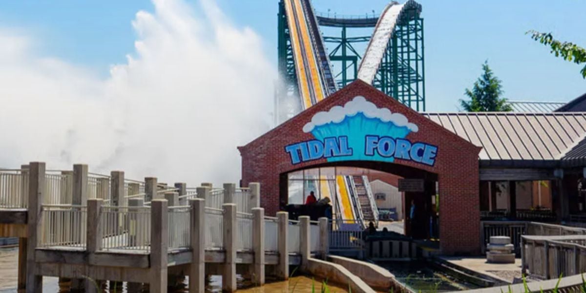 Tidal Force plunges down its chute at Hersheypark
